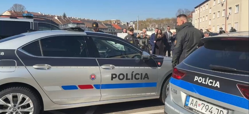Slovensko má zas nový dizajn policajných áut. Je zbytočný a nevhodný