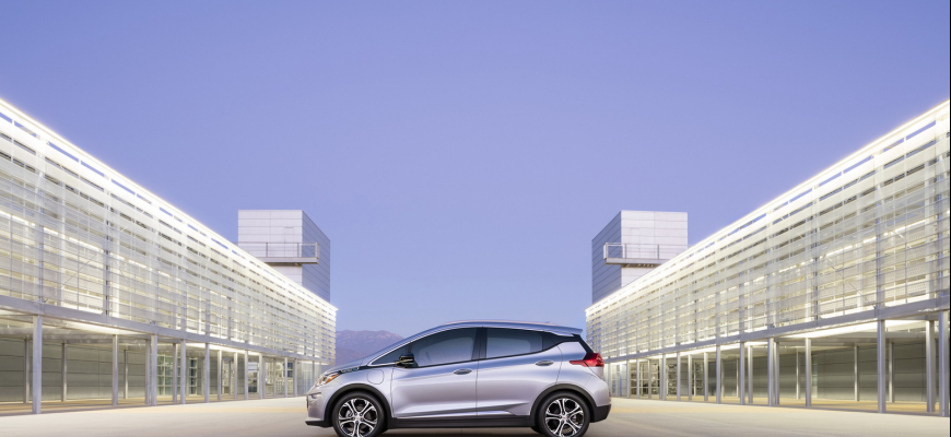 Elektrický Chevrolet Bolt ponúkne dojazd viac ako 320km