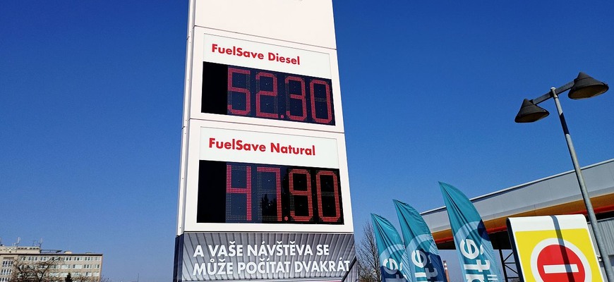 Česká vláda ustúpila tlaku vodičov i dopravcov, zníži spotrebnú daň na benzín i naftu