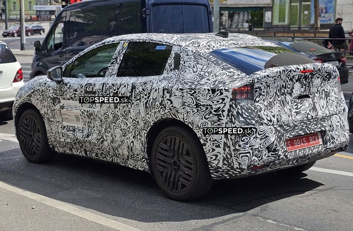 NOVÝ NISSAN LEAF JE UŽ V EURÓPE. PODARILO SA NÁM V PREMÁVKE NAFOTIŤ TESTOVACIE PROTOTYPY
