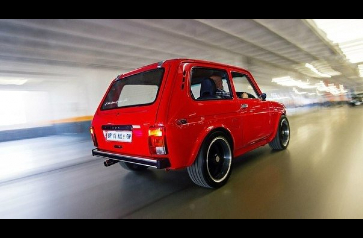 DOKÁŽE LADA NIVA BURNOUT? TÁTO ÁNO, MÁ 300 KONÍ A JE NA PREDAJ :)