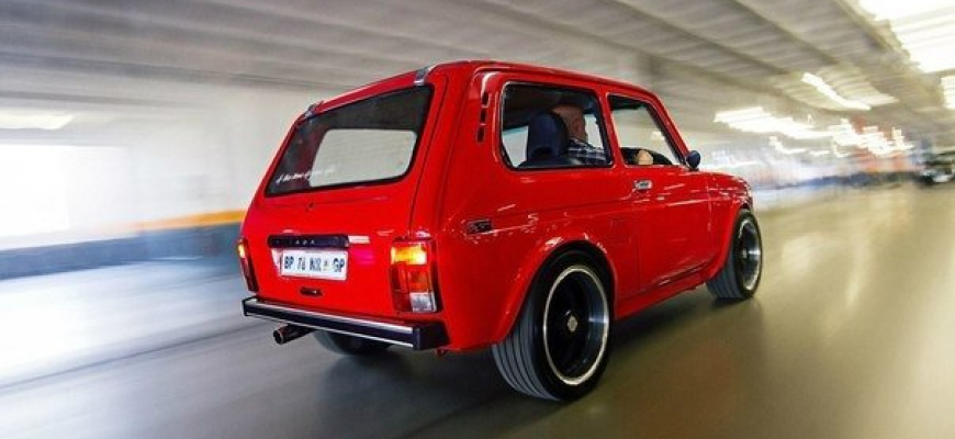 Dokáže Lada Niva burnout? Táto áno, má 300 koní a je na predaj :)