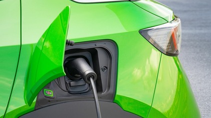 Predaj elektromobilov spadol o 30 %, Mercedes a Stellantis stopli nové továrne na baterky