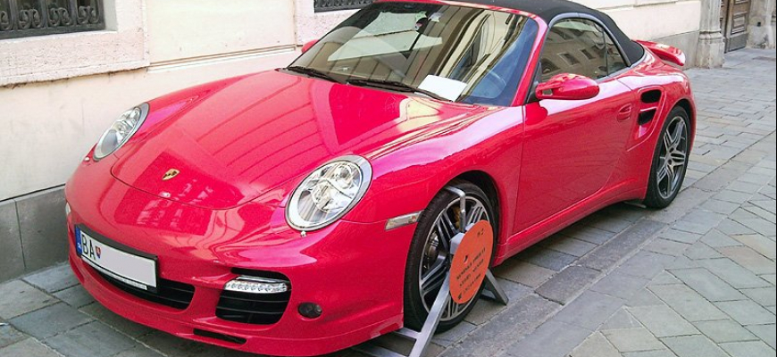 Hon mestských policajtov na luxusné autá pokračuje - tentokrát Porsche 911
