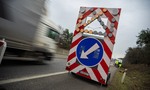 D2 smerom do Česka čakajú obmedzenia. Diaľničiari začínajú s obnovou povrchu