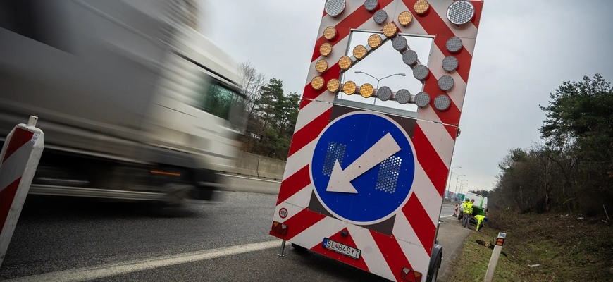 D2 smerom do Česka čakajú obmedzenia. Diaľničiari začínajú s obnovou povrchu