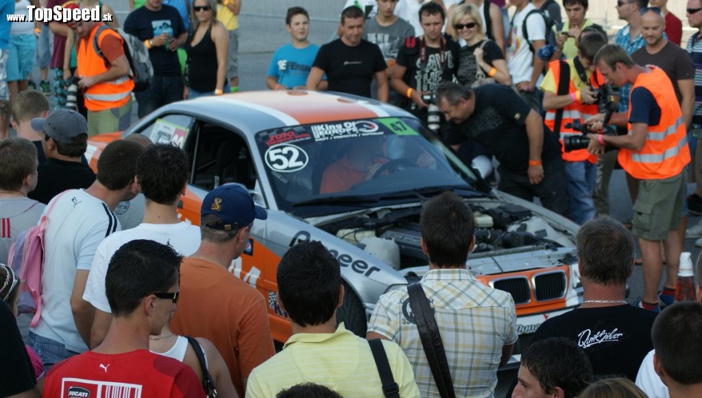 Fanúšikovia takto obliehali po skončení pretekov auto najlepšie jazdiaceho Slováka, ktorý skončil na II. mieste.
