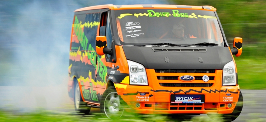 Toto je už čo! Driftujúci Ford Transit V8 z Poľska!