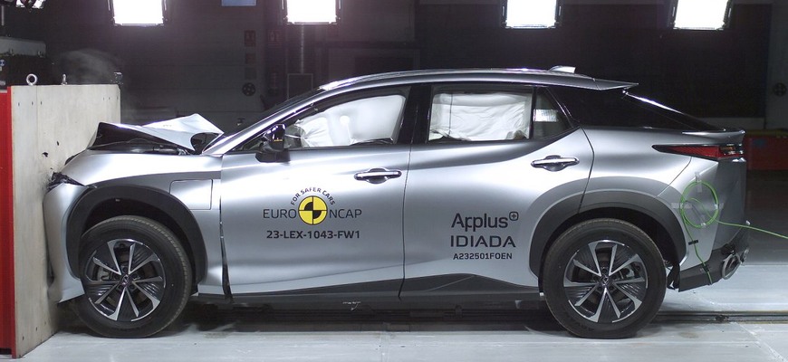 Nový elektrický Lexus RZ má za sebou nárazové testy Euro NCAP. K dokonalosti mu čosi chýba