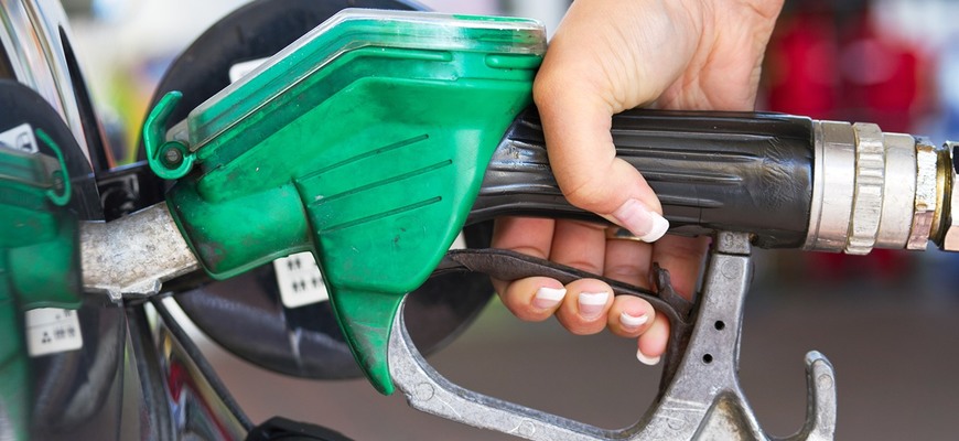 Cenami nových palív má zamávať zásadná zmena. Ohrozia týmto politici elektromobily?