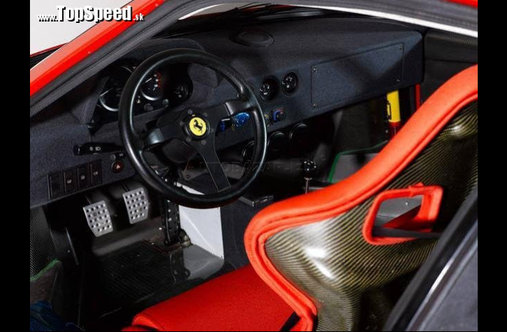 Ferrari F40 je o minimálnej hmotnosti a prakticky žiadnom tlmení. Aj preto má len 1100 kg. Majstrovský kúsok.