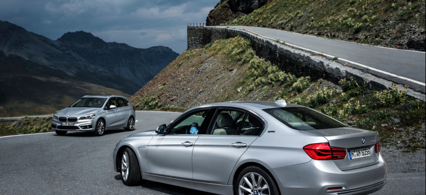 Plug-in hybridy BMW 225xe a 330e dajú 40 km na baterky