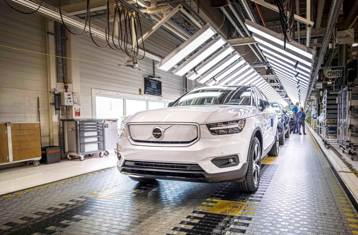 VIAC NEŽ 400 K ELEKTRICKÉ VOLVO XC40 UŽ ZAČALI VYRÁBAŤ