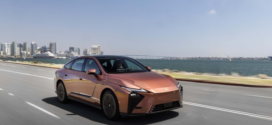 Nový Lexus ES riadne narástol. Chcete hybrid, alebo EV?