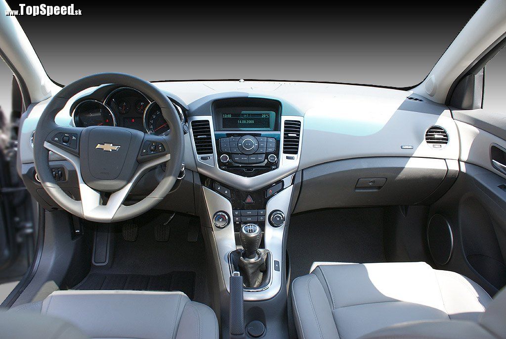 Interiér Chevroletu Cruze je zmesou koncernových a vlastných originálnych dielov.