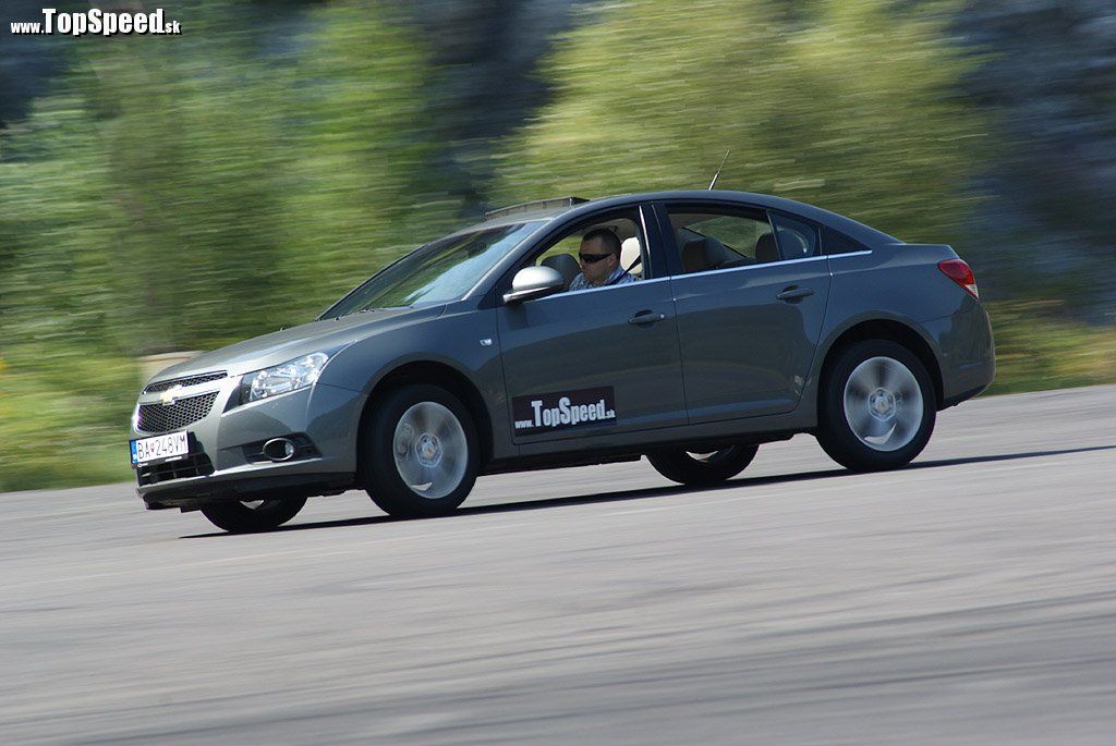 To, že jazdí Chevrolet Cruze aj vo WTCC ešte neznamená, že má rovnaké ambície aj v reálnom živote. Tu je to skôr opačne: jedná sa o auto pre kľudných a pohodových vodičov, nie pre víkendových pretekárov.