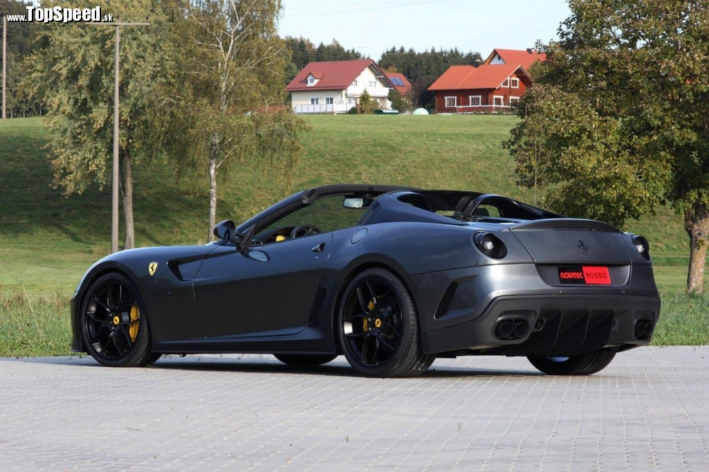 SA Aperta je vlastne špeciálne otvorená verzia Ferrari 599 GTO