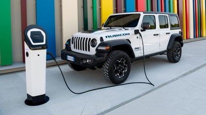 JEEP WRANGLER SA NOVÉ KÚSKY NAKONIEC NAUČIL. MUSEL. OD BUDÚCEHO ROKA KÚPITE UŽ LEN HYBRID