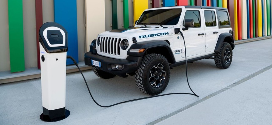 Jeep Wrangler sa nové kúsky nakoniec naučil. Musel. Od budúceho roka kúpite už len hybrid