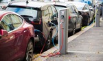 Končí bezplatné parkovanie pre elektomobily a hybridy