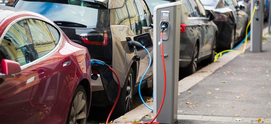 Končí bezplatné parkovanie pre elektomobily a hybridy
