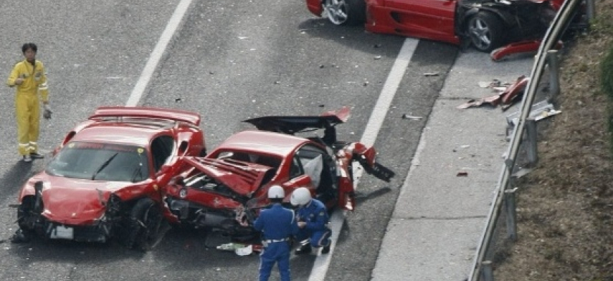 Bohatí japonci na diaľnici roztrieskali 8ks Ferrari, Lamborghini a Mercedesy