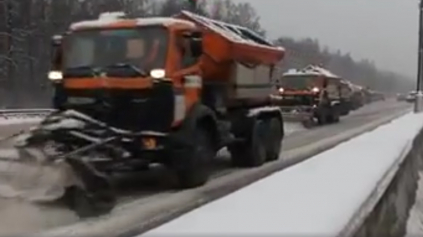 Takto odhŕňajú cestári sneh na ceste v Rusku a USA :)