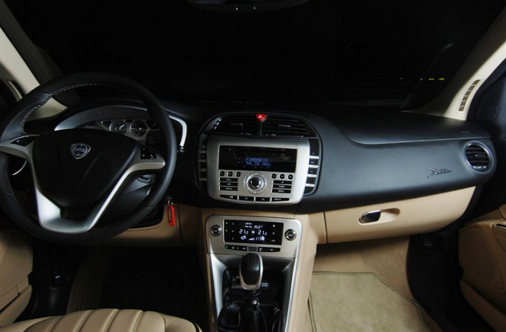 Interiér novej Delty obsahuje množstvo kvalitných materiálov a príkladné spracovanie. Podľa šéfdizajnéra Lancie majú materiály tohto auta veľmi blízko k tým, aké sa nachádzajú v interiéroch sesterského Maserati