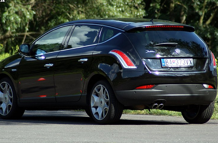 Už z tohto pohľadu je vidno, s kým máte tú česť: Lancia Delta nie je žiaden hothatch ale mohutné a elegantné auto ktoré si s iným nepomýlite.