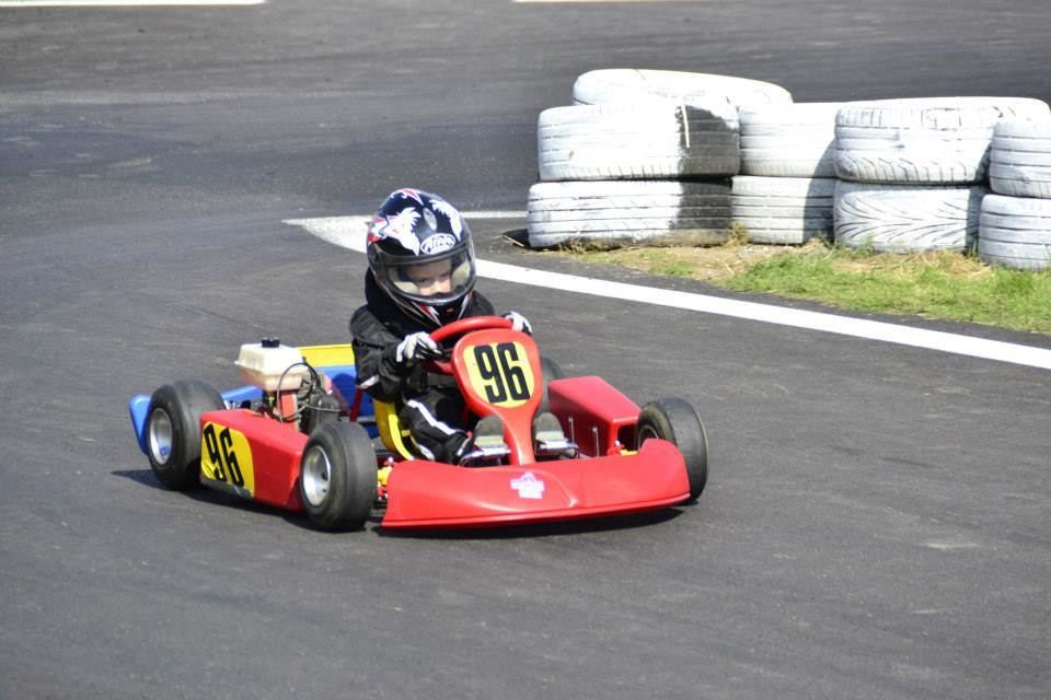 Matej Koník má len 8 rokov a už jazdí motokáry