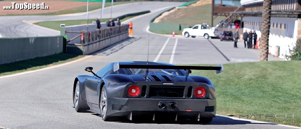 Zadný pohľad na Matech Ford GT1 je impozantný