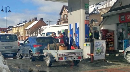 HON NA POĽSKÝ LACNÝ BENZÍN MÁ NEMILÚ DOHRU. KVÔLI SLOVÁKOM TANKUJÚCIM PO STOVKÁCH LITROV