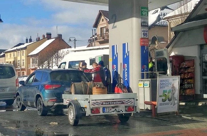 HON NA POĽSKÝ LACNÝ BENZÍN MÁ NEMILÚ DOHRU. KVÔLI SLOVÁKOM TANKUJÚCIM PO STOVKÁCH LITROV