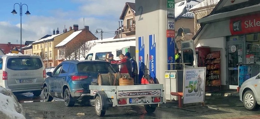 Hon na poľský lacný benzín má nemilú dohru. Kvôli Slovákom tankujúcim po stovkách litrov