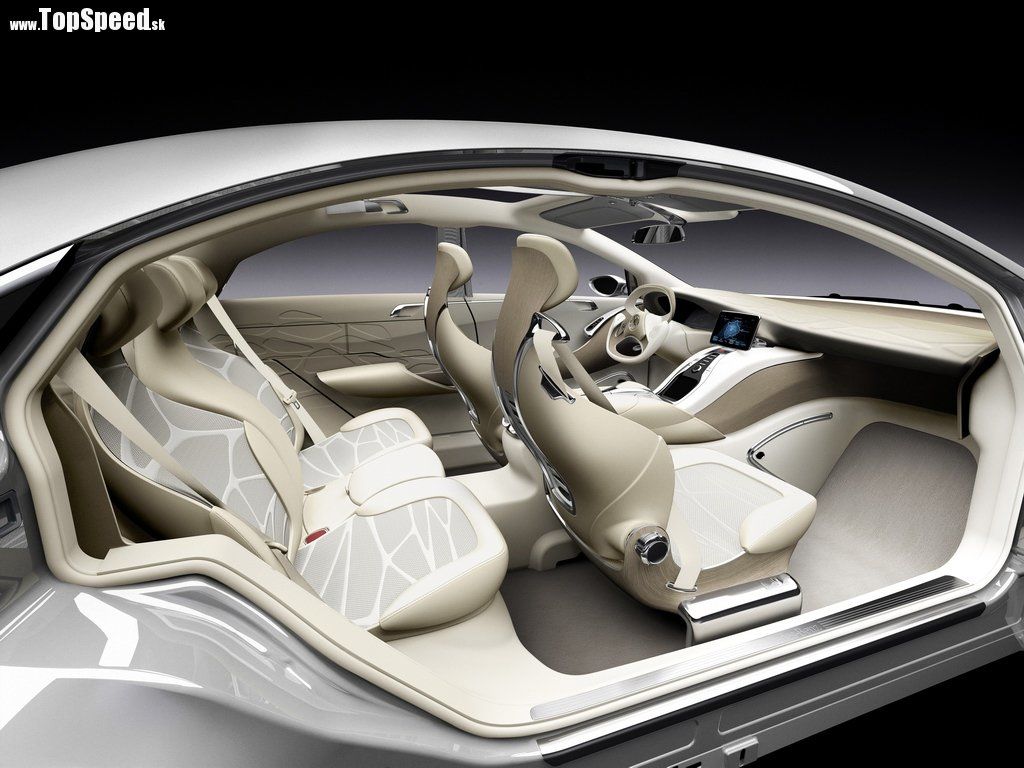 Interiér Mercedes-Benz F 800 Style je taktiež zmesou extrémnych tvarov a materiálov