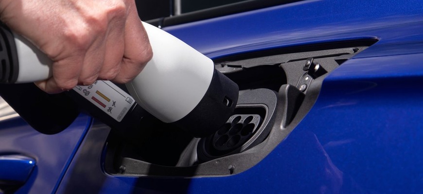 Už stojí aj výroba plug in hybridov koncernu VW. Ukrajinská kabeláž dala automobilkám KO