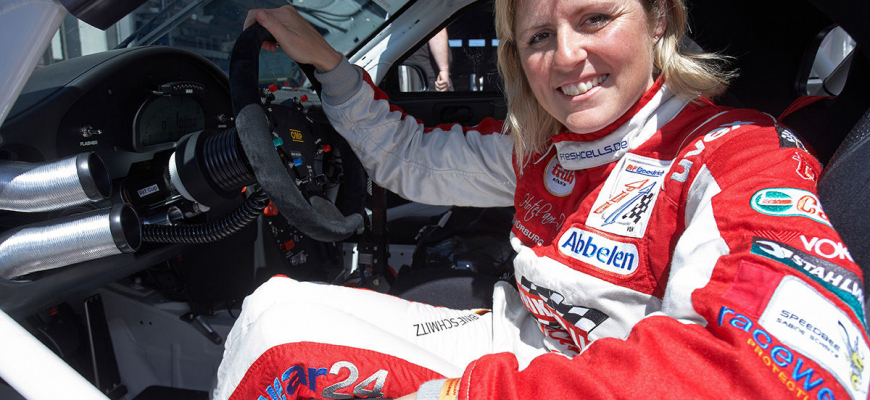 Sabine Schmitz si to rozdá s jazdcami WTCC