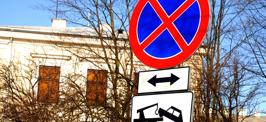 Značka zákaz zastavenia: Vzťahuje sa aj na chodník či nie? Motoristi tápu, hrozia pokuty