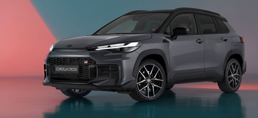 Toyota Corolla Cross po facelifte s novou športovo ladenou výbavou GR Sport oficiálne
