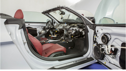 V KE KOMPLETNE PREČALÚNILI INTERIÉR AUDI R8 V10 SPIDER, VÔBEC SA NEBÁLI