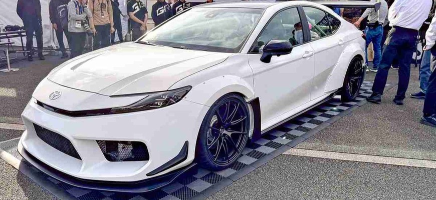 Bláznivý experiment: sedemvalcová Toyota GR Camry odhalená na okruhu Fuji Speedway