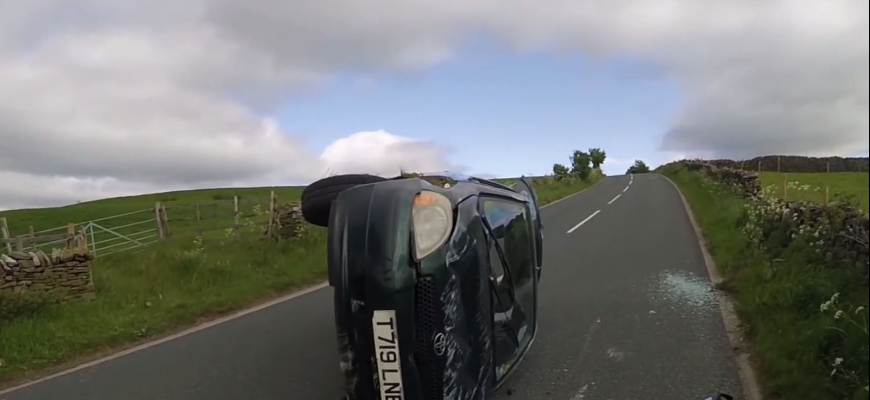 Vyhol sa čelnej zrážke, prevrátil auto a berie to s pokojom