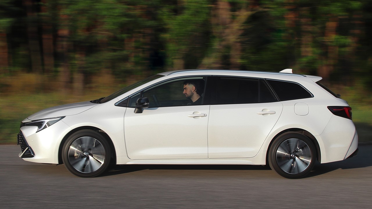 TEST TOYOTA COROLLA TS 1.8 HYBRID: DOKÁŽE NAHRADIŤ NAFTOVÉ KOMBI?
