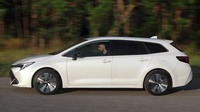 TEST TOYOTA COROLLA TS 1.8 HYBRID: DOKÁŽE NAHRADIŤ NAFTOVÉ KOMBI?