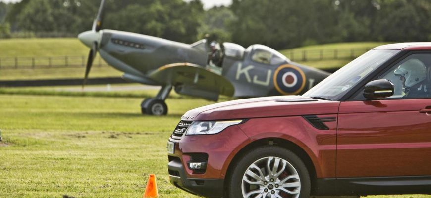 Range Rover v šprinte proti britskej legende vojnovej oblohy Spitfire