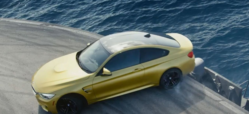 Videli ste už BMW M4 driftovať na hrane paluby lietadlovej lode?