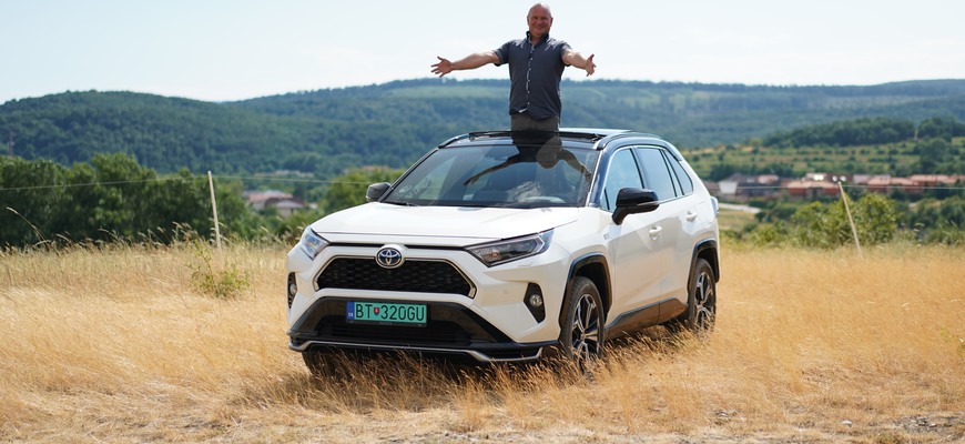 TEST TOYOTA RAV4 PHEV - neúprosná EÚ núti Toyotu používať kábel