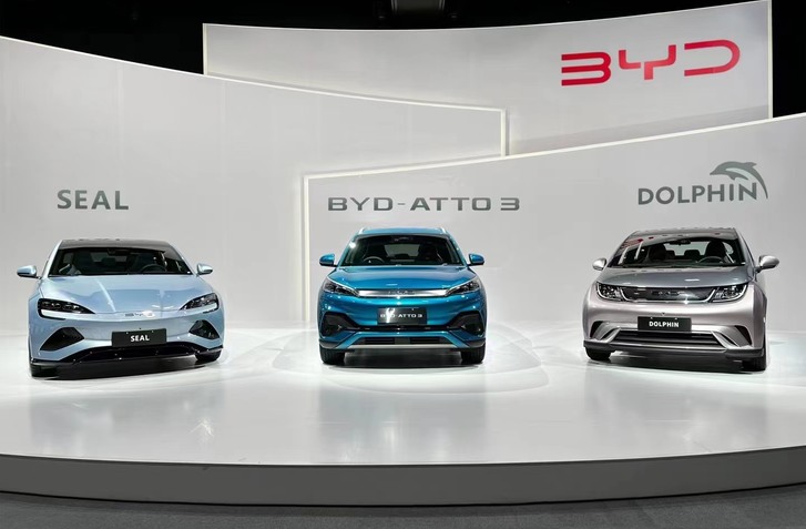 ČÍNSKE ELEKTROMOBILY BYD ZAÚTOČIA NA PEŇAŽENKY EURÓPSKYCH MOTORISTOV UŽ TENTO ROK