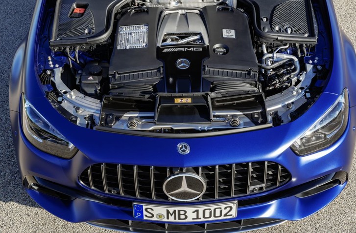 MERCEDES ZREJME VRÁTI V8 DO AMG TRIEDY C A E. CHCE UKĽUDNIŤ KLIENTOV NESPOKOJNÝCH SO ŠTVORVALCAMI