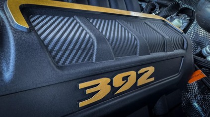 STELLANTIS ÚPLNE OTÁČA. V8 SA VRÁTI POD KAPOTU TERÉNNEJ LEGENDY A NA OBZORE SÚ NOVÉ OSEMVALCE!